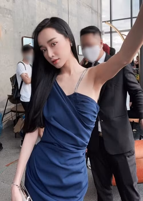 Sau khi Nhã Phương sinh con, khuôn ngực của nữ diễn viên thay đổi rõ rệt. Ảnh: FBNV