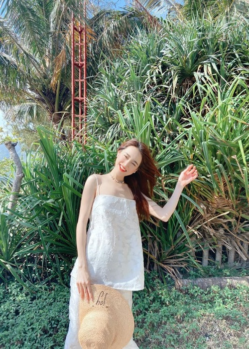 Ngoài vòng một "biến mất", nữ diễn viên còn lộ thềm ngực trơ xương, cánh tay khẳng khiu. Ảnh: FBNV