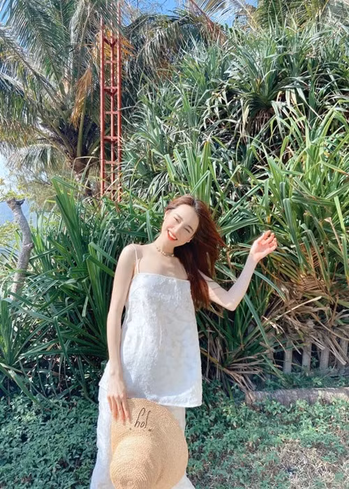 Ngoài vòng một "biến mất", nữ diễn viên còn lộ thềm ngực trơ xương, cánh tay khẳng khiu. Ảnh: FBNV