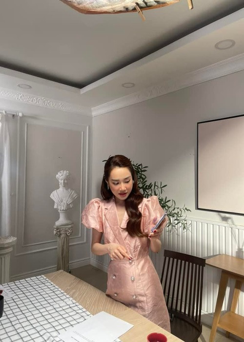 Gương mặt xinh đẹp khi giảm cân nhưng vòng một của nữ diễn viên lại trở nên phẳng lì. Ảnh: FBNV