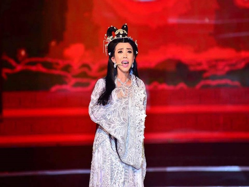 Khi cô đỗ vào trường Sân khấu - Điện ảnh TP HCM, gia đình phá sản rơi vào cảnh túng quẫn. Thu Trang vừa học vừa chạy show.