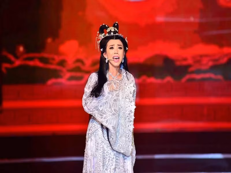 Khi cô đỗ vào trường Sân khấu - Điện ảnh TP HCM, gia đình phá sản rơi vào cảnh túng quẫn. Thu Trang vừa học vừa chạy show.