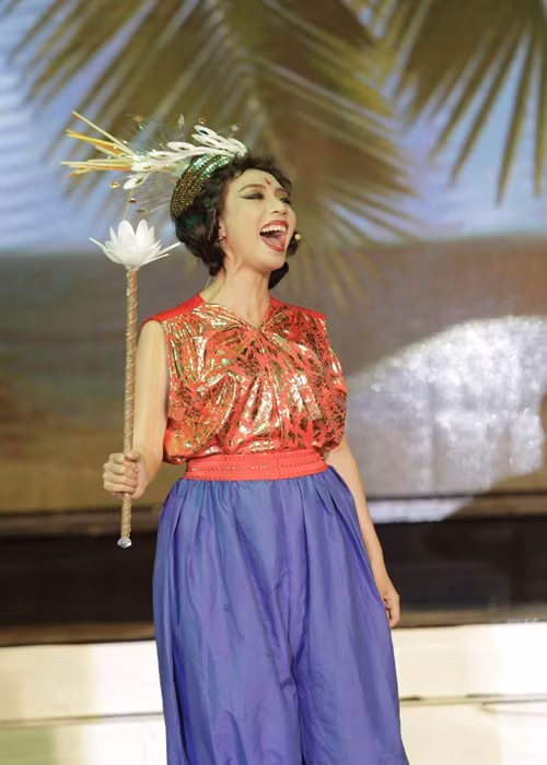 Nghệ sĩ Minh Nhí là thầy giáo của Thu Trang. Anh định hướng cho cô theo con đường hài kịch.