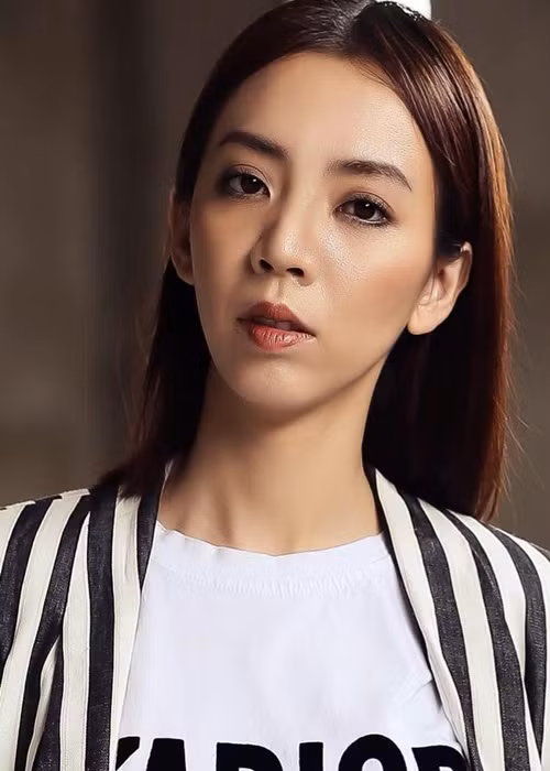  Thu Trang sinh năm 1984 trong một gia đình tiểu thương giàu có ở TP HCM.