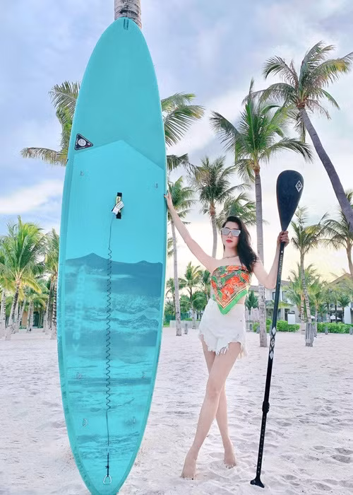 Theo một clip hậu trường Running Man Vietnam mùa 2, Thúy Ngân gặp sự cố bị thương ở mũi. Trước loạt câu hỏi của Jun Phạm và Karik: "Em có làm mũi không?", "Mũi thiệt hả?", Thúy Ngân trả lời: "Em không sửa. Mũi thiệt".