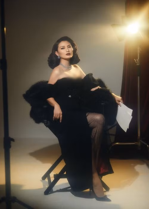 Ngọc Lan khiến người đối diện khó rời mắt khi mặc gợi cảm tôn đường cong hấp dẫn. Ảnh: Công an TP HCM