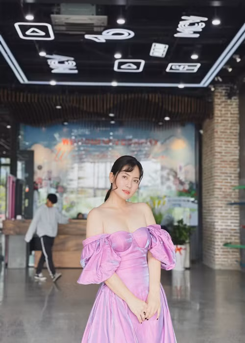 Nữ diễn viên hài lòng với cuộc sống hiện tại. Ảnh: FBNV