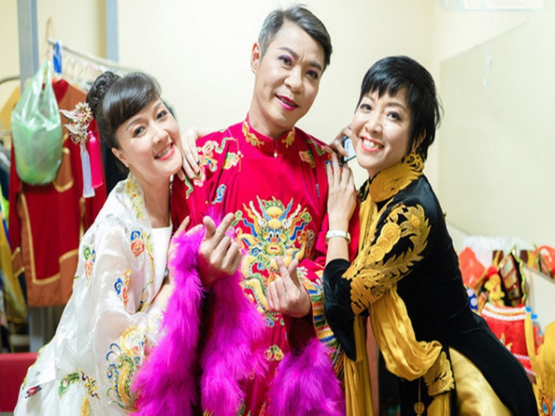 Trong phần mở đầu chương trình Táo Quân 2021, Thảo Vân đi chân đất do đôi giày cao gót cùng bên phải. Ảnh: Dân Việt