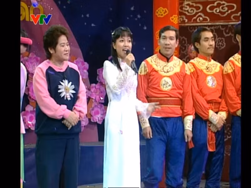 Thảo Vân đảm nhận vai trò dẫn dắt Táo Quân khi chương trình bắt đầu lên sóng vào năm 2003. Ảnh chụp màn hình