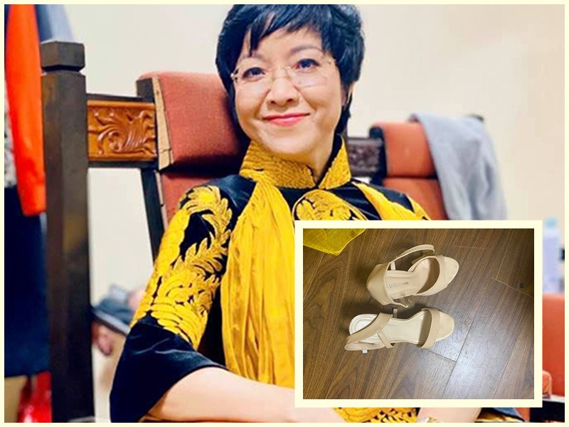 Nữ MC Táo Quân chia sẻ sự cố: "Hôm nay tôi xinh nhỉ các cụ nhỉ, hóa trang mới sơ sơ thôi đấy, vì phần chính của tôi là cuối tận cùng chương trình cơ. Nhưng điều tôi muốn nói là đôi giày cao gót kia kìa, tôi đã mang 2 cái cùng bên phải đi, ung dung đến sát giờ mới mang giày ra xỏ, và phần chào đầu tôi đã phải đi chân đất rồi kiễng chân lên. Chắc khán giả không phát hiện ra đâu nhỉ, ngoài cảm giác hình như cô ấy hơi lùn so với áo". Ảnh: FB Vân Dung