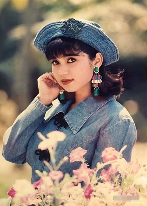 Sở hữu nhan sắc đẹp hút hồn với gương mặt bầu bĩnh, đôi mắt to tròn, Việt Trinh đắt show làm mẫu ảnh. Cô được mệnh danh là nữ hoàng ảnh lịch cùng Diễm Hương, Y Phụng, Hiền Mai. Ảnh: Zing