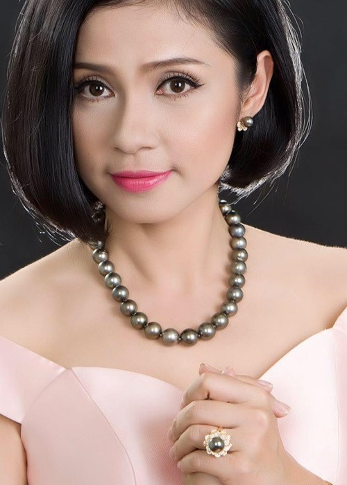 Nổi tiếng quá nhanh, Việt Trinh mắc bệnh ngôi sao. Cô liên tục đưa ra nhiều yêu sách, điều kiện với nhà sản xuất, thường xuyên đi trễ về sớm, lợi dụng sự nổi tiếng của mình để chèn ép người khác. Ảnh: FB Việt Trinh