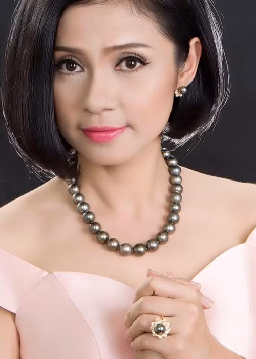 Nổi tiếng quá nhanh, Việt Trinh mắc bệnh ngôi sao. Cô liên tục đưa ra nhiều yêu sách, điều kiện với nhà sản xuất, thường xuyên đi trễ về sớm, lợi dụng sự nổi tiếng của mình để chèn ép người khác. Ảnh: FB Việt Trinh