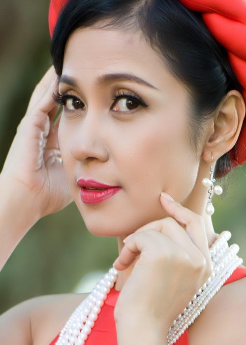 Việt Trinh dần bị khán giả và đồng nghiệp quay lưng vì bệnh ngôi sao, tính háo thắng. Trong lúc mất phương hướng, cô uống rượu nhiều đến mức xuống dốc sức khỏe, nhan sắc. Ảnh: FB Việt Trinh