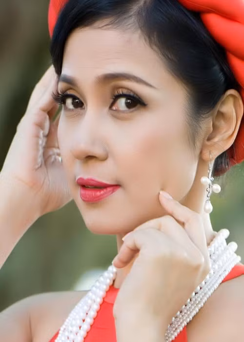 Việt Trinh dần bị khán giả và đồng nghiệp quay lưng vì bệnh ngôi sao, tính háo thắng. Trong lúc mất phương hướng, cô uống rượu nhiều đến mức xuống dốc sức khỏe, nhan sắc. Ảnh: FB Việt Trinh