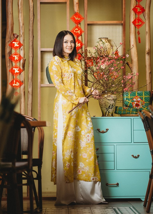 4 mỹ nhân nhóm Tứ ca ngẫu nhiên không kém cạnh nhau về tài năng lẫn nhan sắc. Một số bài hát gây chú ý của nhóm gồm: “Hôn môi xa”, “Let's get loud”, “Baby one more time” lời Việt.