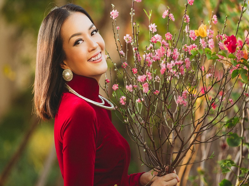 Thanh Uyên chọn áo dài không quá cầu kì, chủ yếu là những gam màu trơn hay họa tiết ít làm điểm nhấn.