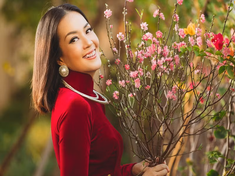 Thanh Uyên chọn áo dài không quá cầu kì, chủ yếu là những gam màu trơn hay họa tiết ít làm điểm nhấn.