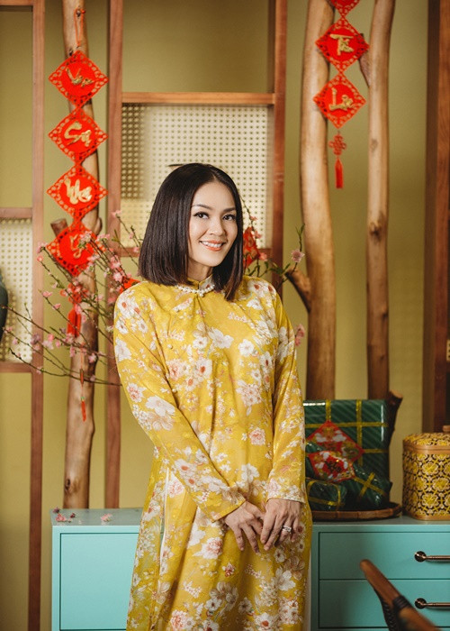 Cô cùng Trương Ngọc Ánh, Trịnh Kim Chi và Minh Anh thành lập nhóm Tứ ca ngẫu nhiên đầu những năm 2000.