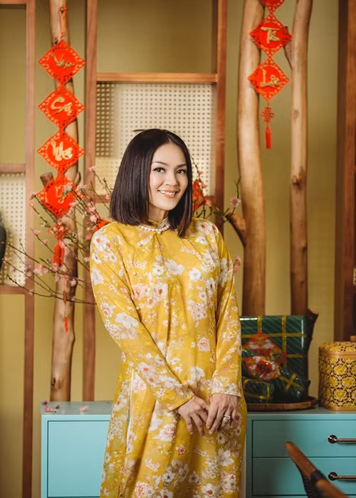 Cô cùng Trương Ngọc Ánh, Trịnh Kim Chi và Minh Anh thành lập nhóm Tứ ca ngẫu nhiên đầu những năm 2000.