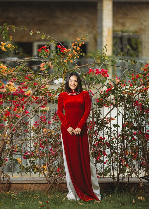 Nhân dịp đầu Xuân, Thanh Uyên thực hiện bộ ảnh áo dài gửi đến khán giả.