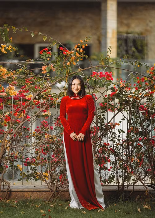 Nhân dịp đầu Xuân, Thanh Uyên thực hiện bộ ảnh áo dài gửi đến khán giả.