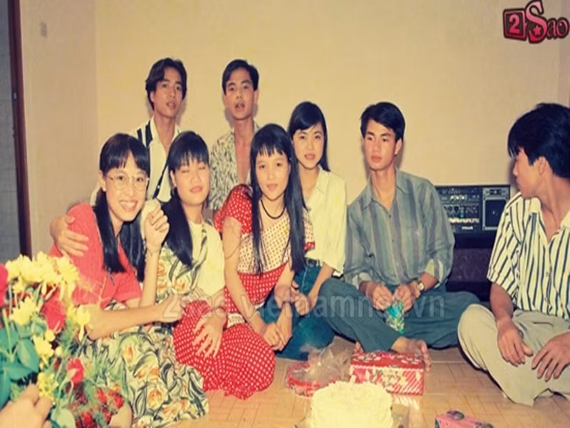 Ngày mới đóng phim, Xuân Bắc sở hữu vẻ ngoài thư sinh. Trong ảnh, Xuân Bắc bên dàn bạn diễn phim "12A và 4H" năm 1995. Ảnh: Vietnamnet