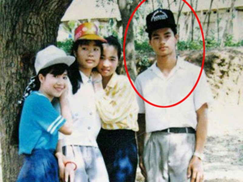 Chụp ảnh bên 3 cô gái ngày trẻ, nam nghệ sĩ hài diện áo sơ mi trắng, quần vải "đóng thùng", tay đeo đồng hồ, đầu đội mũ lưỡi trai. Ảnh: Người đưa tin