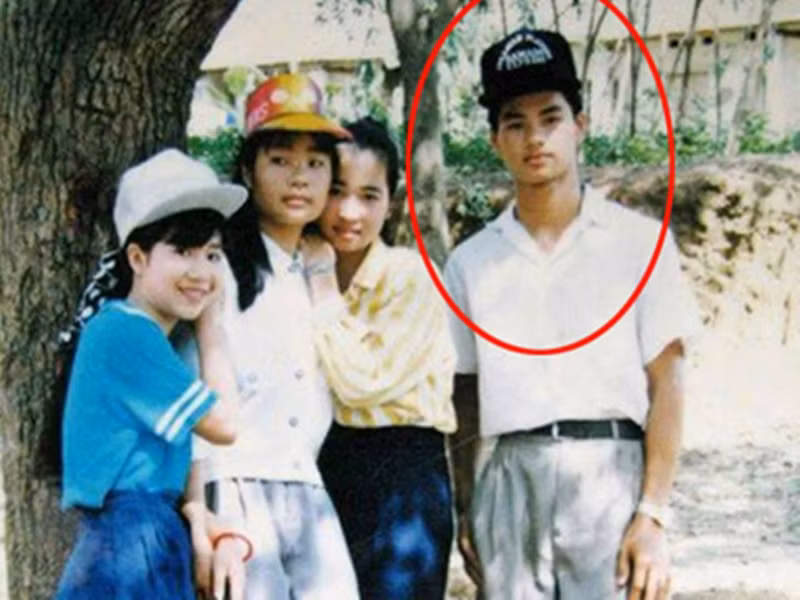 Chụp ảnh bên 3 cô gái ngày trẻ, nam nghệ sĩ hài diện áo sơ mi trắng, quần vải "đóng thùng", tay đeo đồng hồ, đầu đội mũ lưỡi trai. Ảnh: Người đưa tin