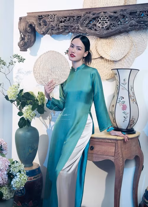 Tuyết Lan còn bung lụa với áo dài tông xanh.