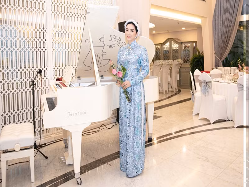 Mẫu áo dài mang đến nét duyên dáng, thùy mị cho Hoa hậu đền Hùng.