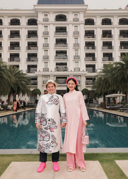 Tuyết Lan diện áo dài hồng cùng bạn trai dịp Tết.