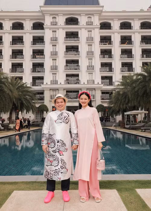 Tuyết Lan diện áo dài hồng cùng bạn trai dịp Tết.