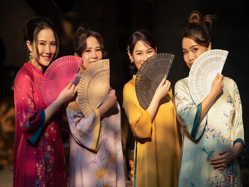 Diễn viên Ngọc Thanh Tâm (thứ hai bên phải) chụp ảnh kỷ niệm áo dài cùng bạn bè, người thân dịp Tết.