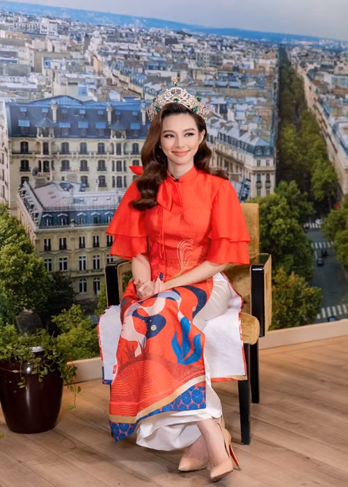 Hoa hậu Hòa bình Quốc tế 2021 lựa chọn trang phục áo dài tông màu rực rỡ.