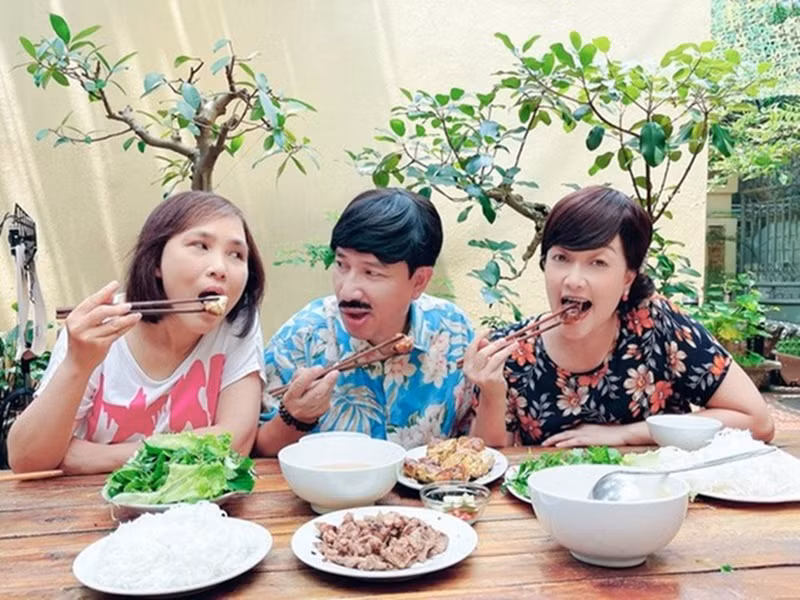 Chia sẻ trên Tiền Phong, Anh Thơ cho biết, chính Vân Dung đã thuyết phục cô tham gia Táo Quân. “Vân Dung bảo cứ làm đi, không ngại đâu, vai này ngắn thôi”, Anh Thơ cho hay. Ảnh: Lao động