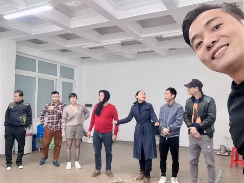 Gần đây, diễn viên Việt Bắc chia sẻ ảnh hậu trường tập luyện Táo Quân 2022. Đáng chú ý, diễn viên Anh Thơ (thứ tư bên phải) tham gia buổi tập. Ảnh: FBNV