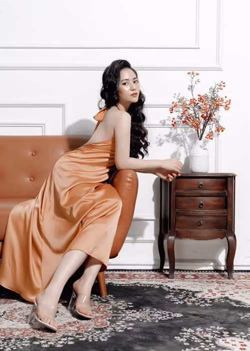 Việt Hoa gây ấn tượng với gương mặt xinh đẹp, đậm chất Á Đông cùng vóc dáng thon gọn. Ảnh: FB Việt Hoa