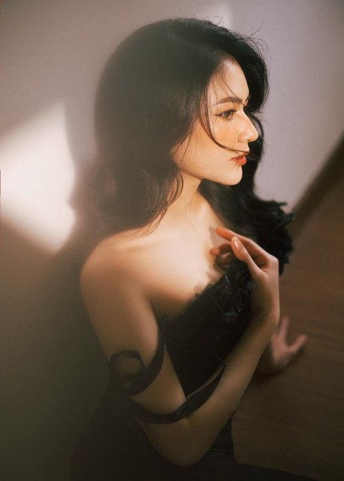 Nữ diễn viên khoe vai trần quyến rũ. Ảnh: FB Việt Hoa