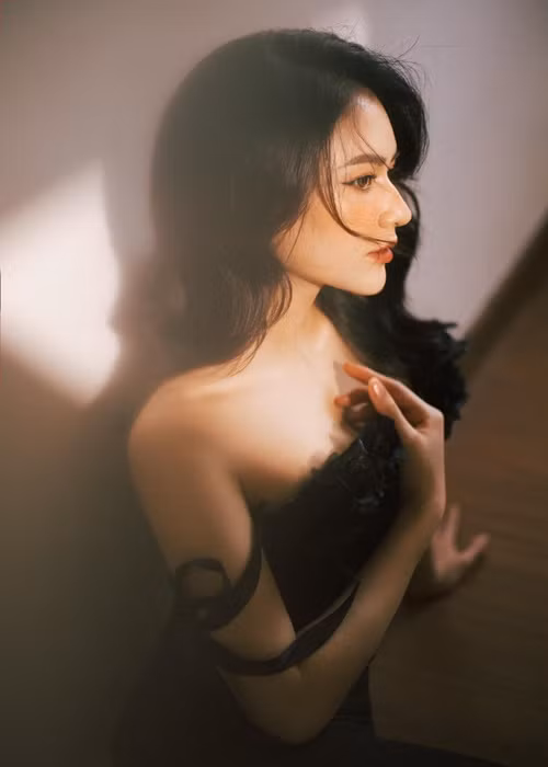 Nữ diễn viên khoe vai trần quyến rũ. Ảnh: FB Việt Hoa