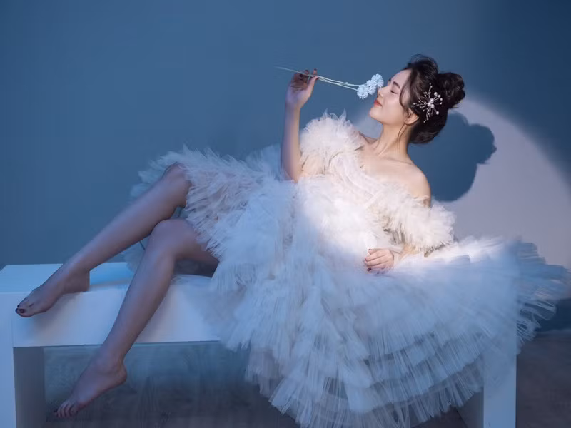 Nữ diễn viên sinh năm 1996 chuộng mặc kín đáo. Tuy nhiên, thi thoảng, Việt Hoa vẫn chọn phong cách gợi cảm. Ảnh: FB Việt Hoa