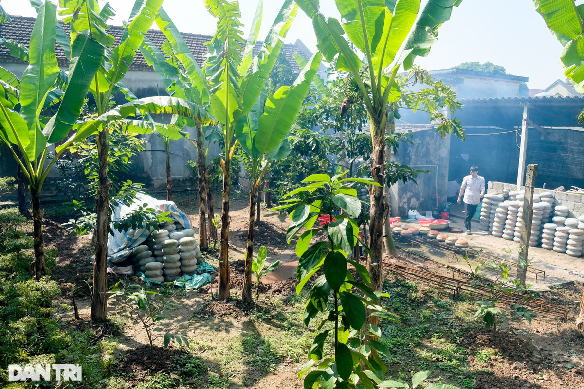 Tại làng Đại Hoàng (thôn Nhân Hậu, xã Hòa Hậu, huyện Lý Nhân, tỉnh Hà Nam) - quê hương của nhà văn Nam Cao hay còn gọi là làng Vũ Đại - vào những ngày cận tết Nguyên Đán, người dân ở đây đang tất bật kho cá để phục vụ nhu cầu mua về ăn Tết của thực khách khắp nơi. Cụ Trần Hưởng (84 tuổi, người thôn Nhân Hậu) cho biết: "Bắt đầu từ thời hợp tác xã, hồi đấy làng không đủ ăn mọi người trong làng cùng nhau đi bắt cá rồi đem phát cho từng gia đình kho cá để làm món ăn chính ngày Tết. Sau này, hầu như mọi nhà đều có ao nuôi cá. Mỗi dịp Tết đến, người dân làng Vũ Đại lại chọn bắt những con cá trắm đen to nhất, ngon nhất đem kho và dâng lên thờ cúng tổ tiên, cầu mong xua tan những đen đủi, vận hạn trong năm" (Ảnh: Hoàng Thanh Tùng).