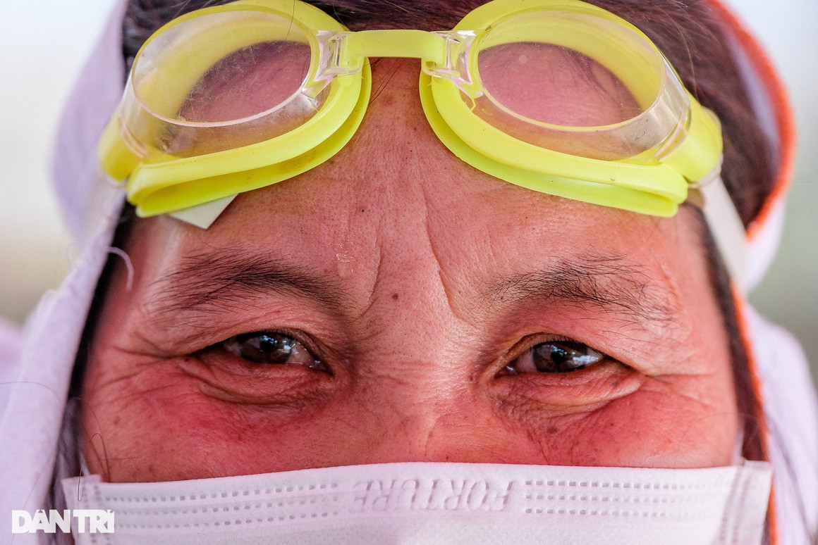 "Chỉ cần rời mắt ra là cá cháy ngay, phải trông bếp liên tục suốt 12 tiếng để giữ lửa làm sao không được tắt, nước và gia vị trong niêu phải luôn được đảm bảo đúng theo công thức. Những ngày này phải tiếp xúc với khói bếp liên tục về đến nhà là mắt đỏ rộp lên, có những hôm làm liên tục khói bếp bám vào đen hết 2 quầng mắt", cô Tuyết (đeo kính vàng) cho biết (Ảnh: Hoàng Thanh Tùng).