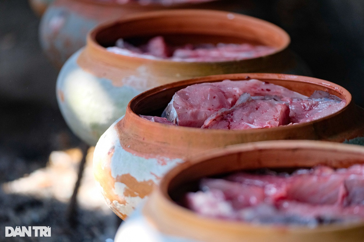 "Vào tháng Chạp hàng năm, thu nhập của gia đình sau khi trừ các chi phí rơi vào khoảng 25 đến 30 triệu đồng. Giá thành cá kho bán ra cũng tùy vào kích cỡ niêu với yêu cầu của khách hàng, rẻ nhất là 500.000 đồng/niêu. Cao điểm nhất trong năm nhà anh chị bán được hơn 300 niêu. gia đình không kho sẵn, mà khi có khách đặt mới làm hoặc con cái ở xa nhà thèm quá thì gia đình mới làm để chuyển đi", anh Trần Duy Thu, 49 tuổi cho biết (Ảnh: Hoàng Thanh Tùng).