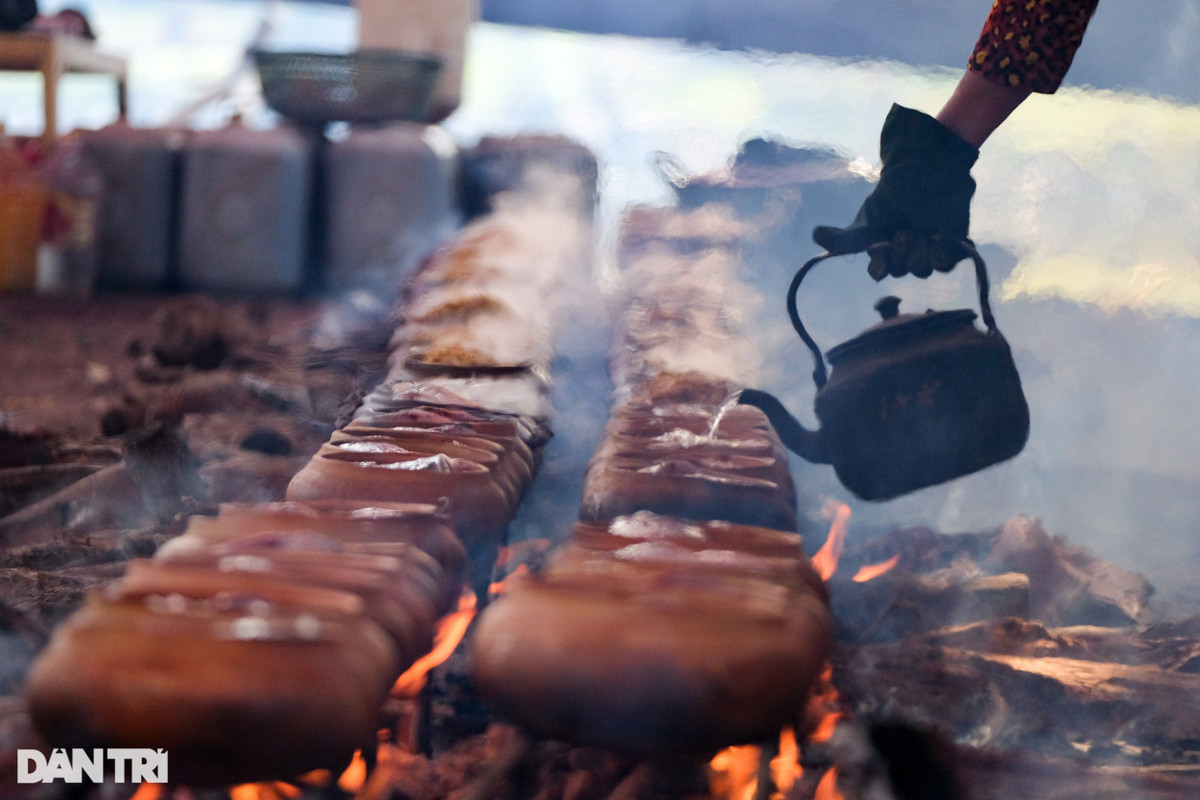 Thời gian kho cá cũng khá tỉ mỉ, từ 12 đến 14 tiếng, lửa luôn phải đều, không quá to cũng không quá nhỏ. Trong quá trình kho phải liên tục thêm nước khi cạn, đến khi niêu cá chỉ còn khoảng 1 thìa nước thì mới tắt bếp để đảm bảo giữ được hương vị (Ảnh: Hoàng Thanh Tùng).