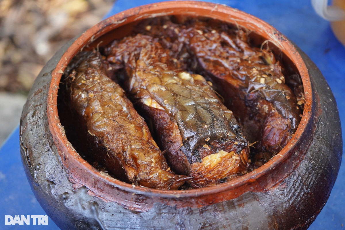 Theo các hộ kinh doanh ở làng, cá kho làng Vũ Đại có thể để ở nhiệt độ mát thường ngày đến 3 tuần mà không cần dùng đến bất kỳ chất bảo quản nào (Ảnh: Vân Hương).