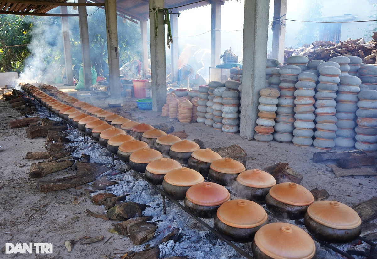 Hàng trăm niêu đất được xếp chồng sẵn trong sân, chờ những mẻ cá tiếp theo để phục vụ người dân dịp Tết (Ảnh: Vân Hương).