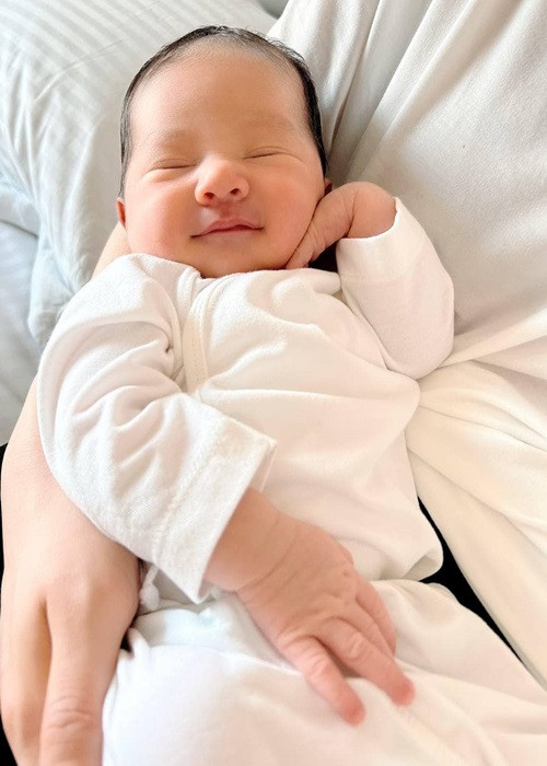 Ngắm con trai đang ngủ, Chi Bảo cho biết, anh quên hết mọi nhọc nhằn.