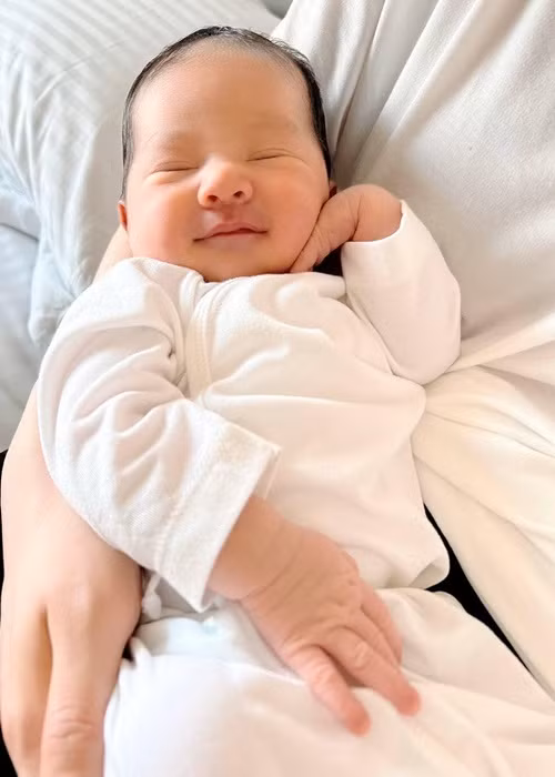 Ngắm con trai đang ngủ, Chi Bảo cho biết, anh quên hết mọi nhọc nhằn.