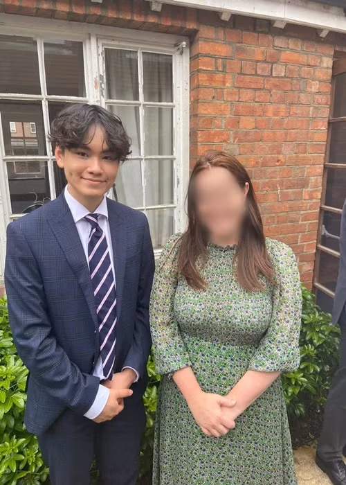 Tháng 7/2021, nam diễn viên phim "Đồng tiền xương máu" khoe con trai kết thúc thời học sinh với điểm số hơn Chi Bảo.